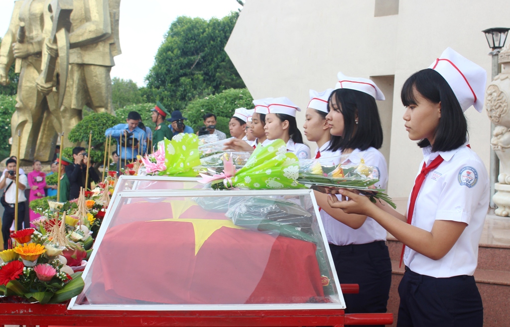 Các em học sinh trên địa bàn TP. Buôn Ma Thuột bày tỏ lòng tri ân với các Anh hùng liệt sỹ