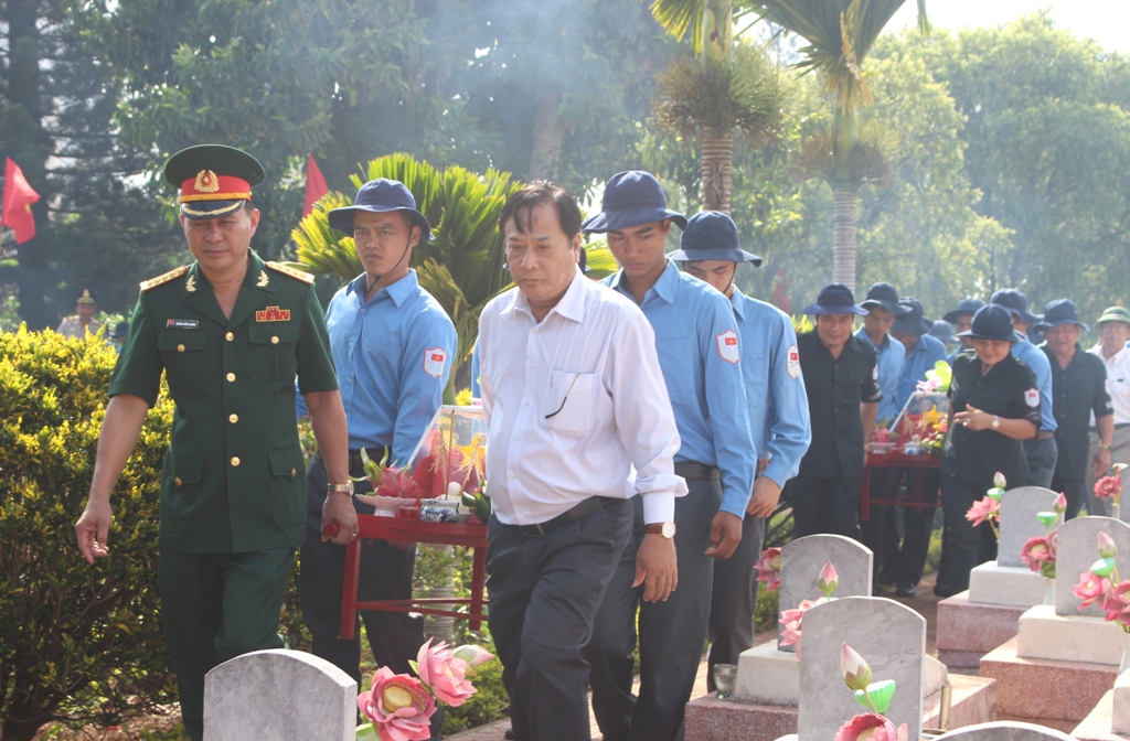 Các đoàn đại biểu tiễn đưa các liệt sỹ về nơi yên nghỉ