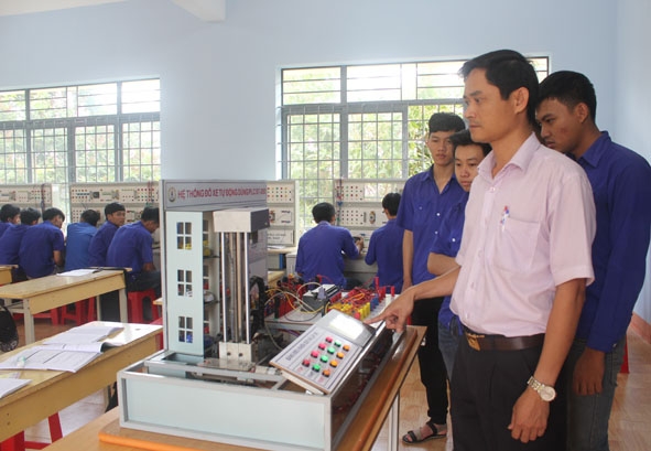 Thầy trò Trường  Cao đẳng  Kỹ thuật Đắk Lắk trong giờ thực hành. 