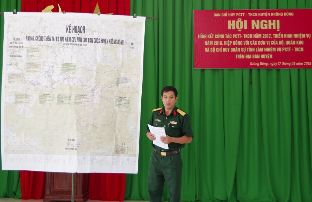 Đại diện Ban CHQS huyện Krông Bông hiệp đồng công tác PCTT, TKCN với các đơn vị đứng chân trên địa bàn tỉnh