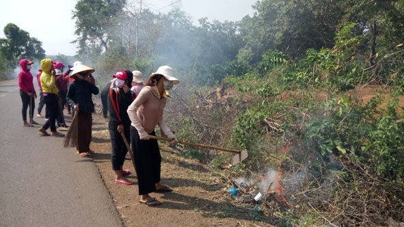 Hội viên phụ nữ buôn Cuôr dọn dẹp vệ sinh đoạn đường phụ nữ tự quản.