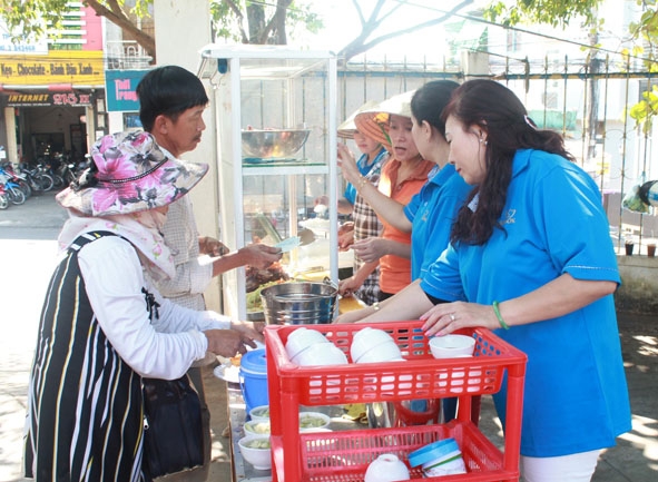Bếp cơm xã hội của phường Thống Nhất phục vụ người lao động nghèo. 