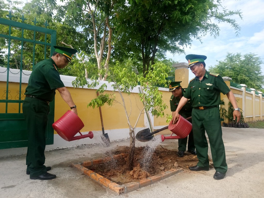 Đại tá Phạm Hữu Chiến, Chính ủy Bộ đội Biên phòng tỉnh (ngoài cùng, bên phải) tham gia trồng cây cùng cán bộ, chiến sĩ Đồn Biên phòng Cửa khẩu Đắk Ruê