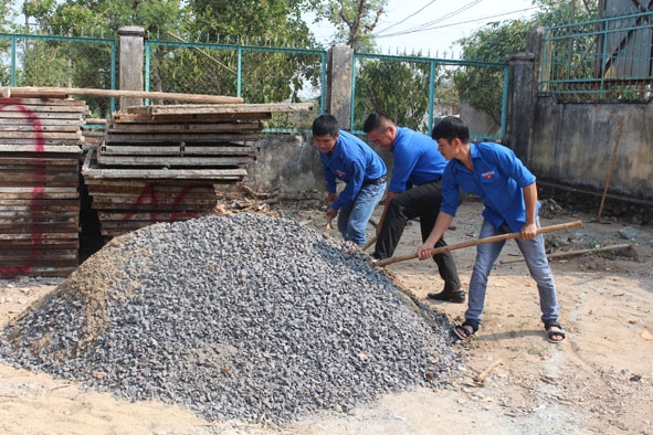 Đoàn viên thanh niên xã Hòa Khánh (TP. Buôn Ma Thuột) tham gia làm công trình khu vui chơi cho thiếu nhi.
