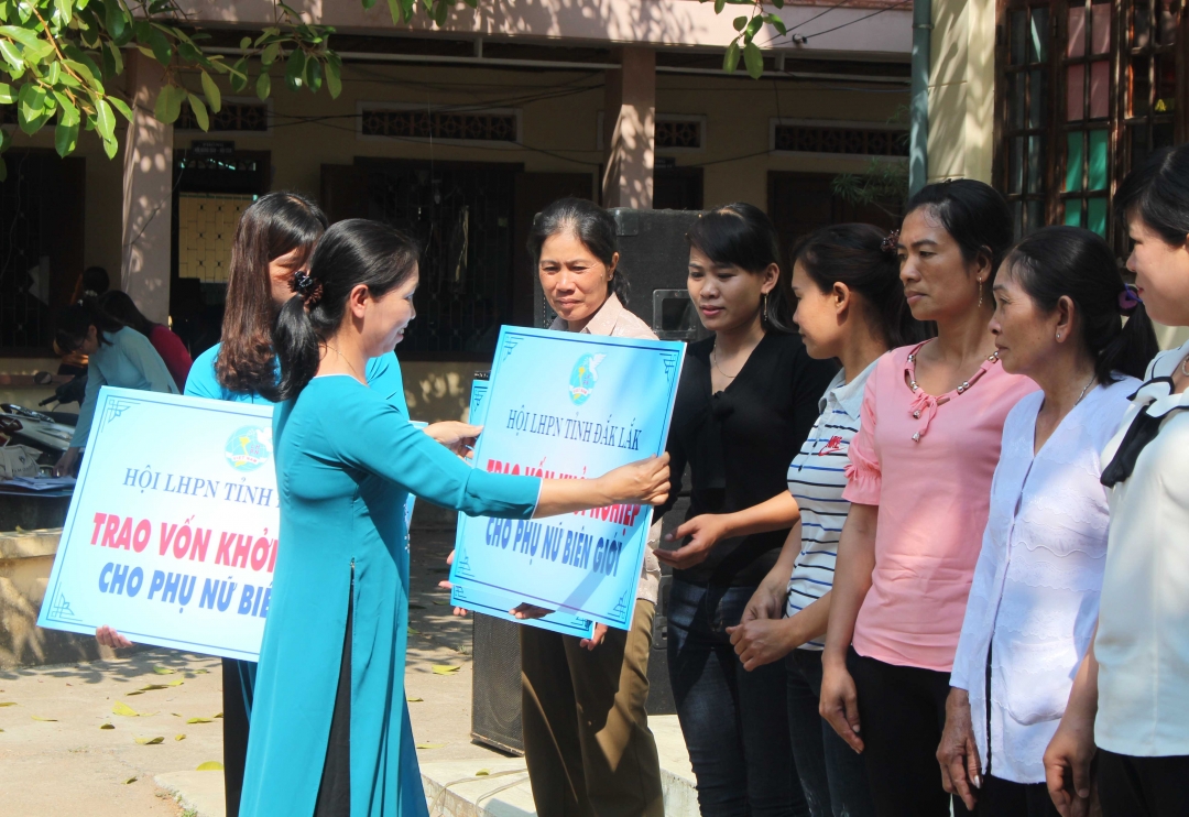 Phó Chủ tịch Hội LHPN tỉnh Nguyễn Thị Thanh Hương trao vốn khởi nghiệp cho phụ nữ vùng biên.