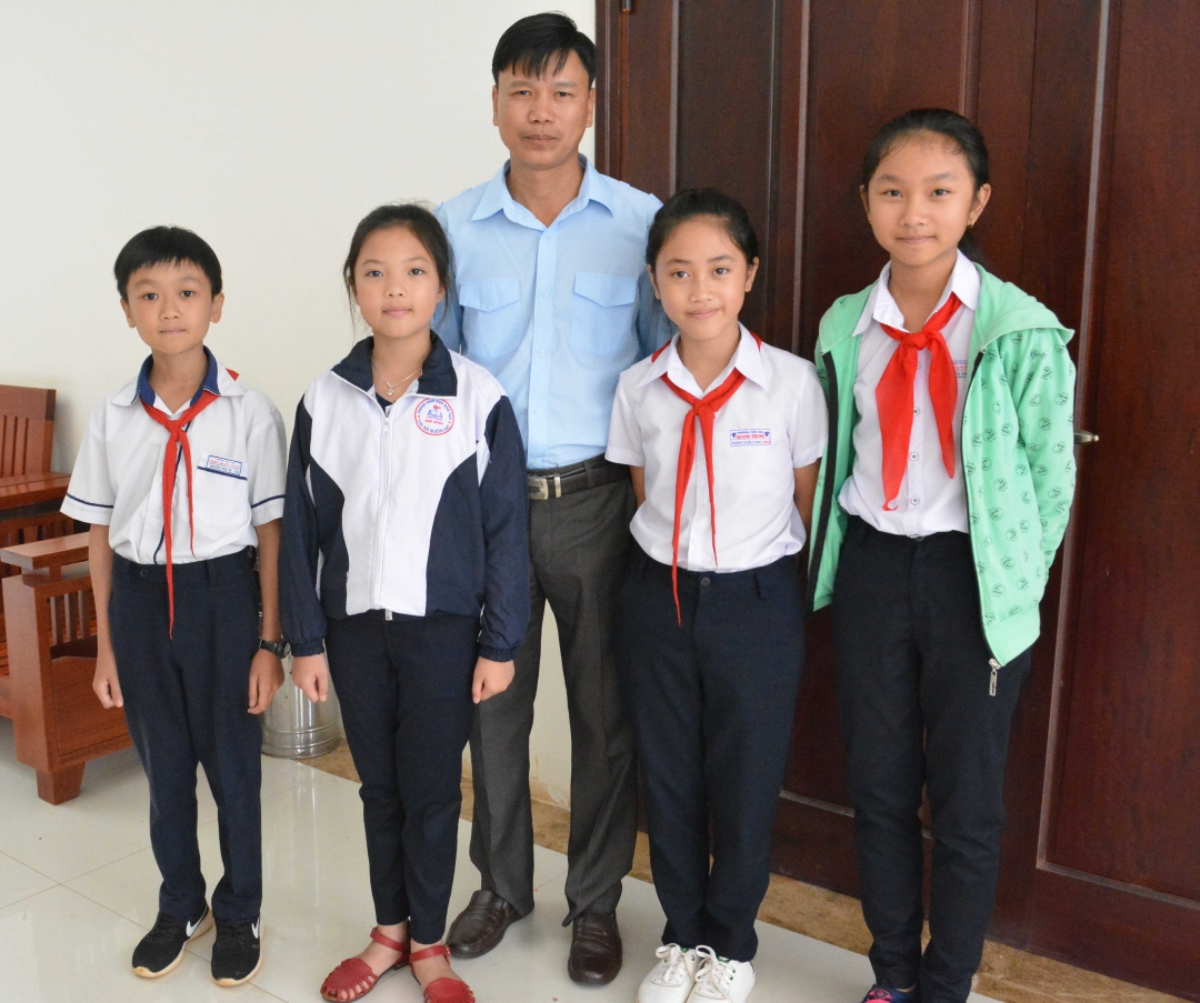 Anh Ngô Mạnh Hùng và các em học sinh Trường Tiểu học Kim Đồng.