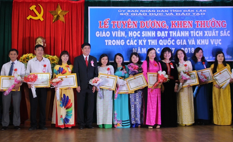 Phó chủ tịch UBND tỉnh H’Yim Kđoh và Giám đốc Sở GD-ĐT Phạm Đăng Khoa trao Bằng khen tặng các giáo viên có thành tích xuất xắc. 
