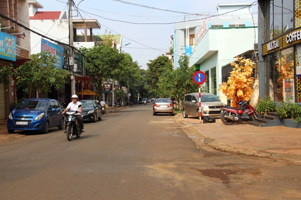  Nhiều phương tiện giao thông vi phạm quy định đậu đỗ xe theo ngày chẵn, lẻ trên đường Y Bih Alê Ô. 