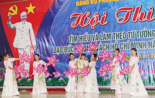 Tiết mục múa  “Về Làng Sen  nhớ Bác”  trong  Hội thi. 