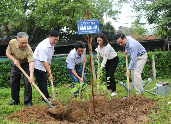 Lãnh đạo các báo Đảng trồng cây tại vườn cây truyền thống ở Khu di tích lịch sử Đền Hùng (Phú Thọ).  
