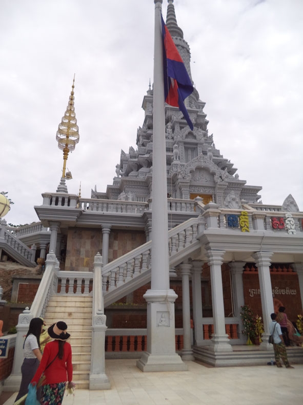     Tháp trắng sang trọng trên núi Oudong.