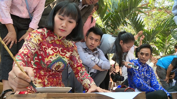 Chị Trương Thị Trang trong một lần đi tặng chữ.