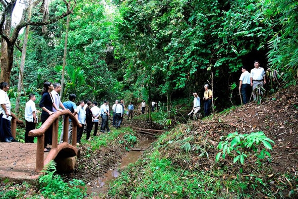  Đoàn khảo sát thực địa bến nước buôn Kmrơng Prông B.