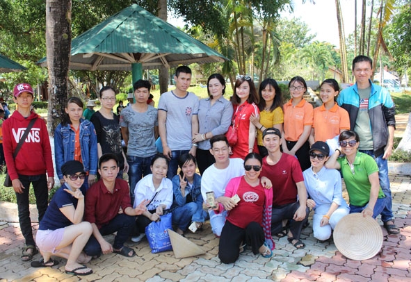 Các cựu học sinh của Trung tâm chụp hình lưu niệm với thầy cô khi về tham lại trường cũ. 