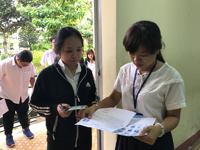 Cán bộ làm công tác coi thi  đang