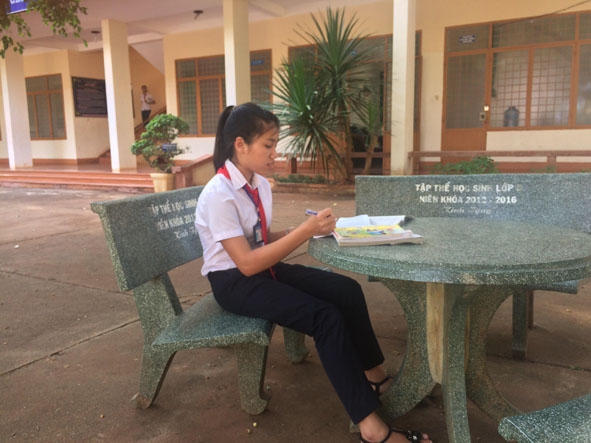 H’Glim  cần mẫn  ôn bài. 