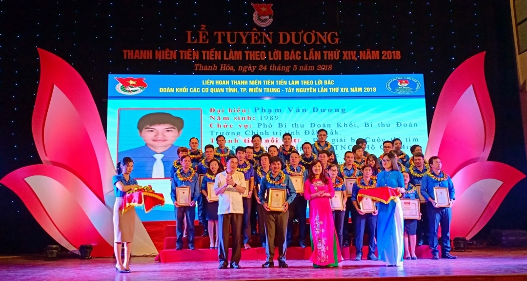 Phạm Văn Dương nhận Giấy khen của Liên hoan.