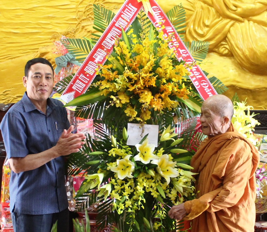 Phó Chủ tịch UBND tỉnh Võ Văn Cảnh tặng lẵng hoa chúc mừng Tịnh xá Ngọc Quang nhân Đại lễ Phật Đản Phật lịch 2562 - Dương lịch 2018. Ảnh: V.Anh