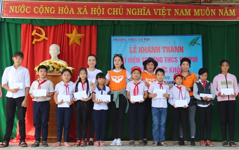 Đại diện CLB Open Arms trao học bổng tặng các em học sinh.