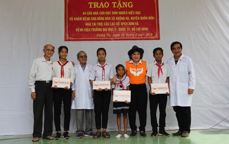 Đại diện Hội Khuyến học tỉnh, CLB Open Arms và Bệnh viện Đại học Y Dược TP.Hồ Chí Minh trao biểu trưng căn nhà tặng các học sinh.