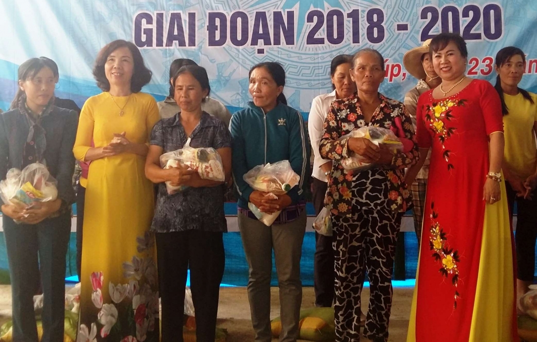 Đại diện Hội LHPn tỉnh và các mạnh thường quân tặng quà hội viên phụ nữ khó khăn tại huyện ea súp