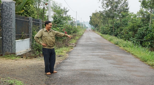 Con đường khang trang vào buôn Ea Na do Nhà nước và nhân dân cùng làm.       