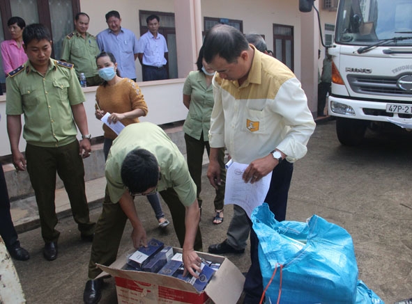 Cơ quan chức năng tiến hành tịch thu thuốc lá điếu  nhập lậu.