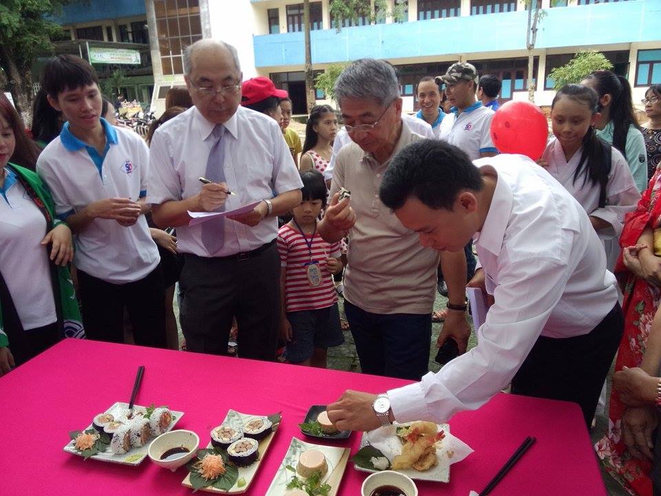 Hội thi nấu ăn giữa các trung tâm.