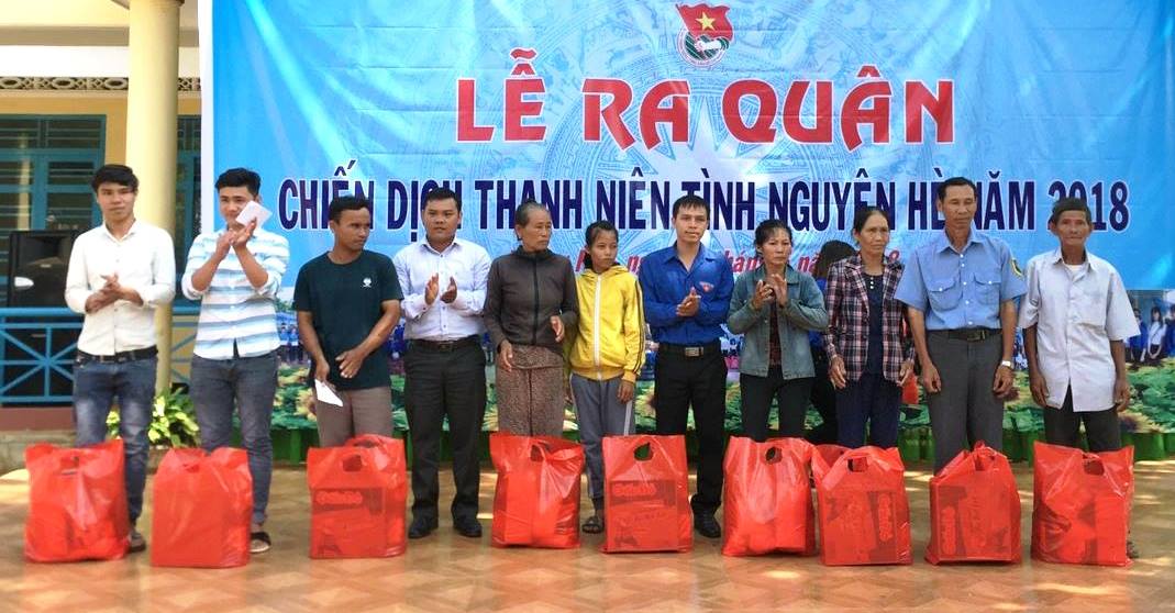 Tặng quà cho các gia đình chính sách