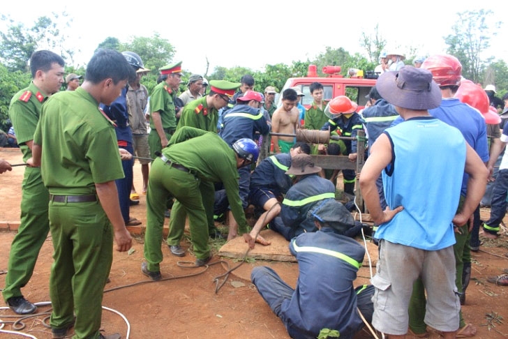 Lực lượng cứu nạn cứu hộ đưa lên thi thể nạn nhân tử vong dưới giếng ở xã Ea Nuôl (huyện Buôn Đôn). 