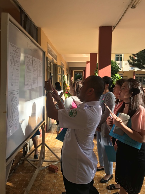 Phụ huynh tìm hiểu thông tin tuyển sinh vào lớp 6 Trường THCS Phan Chu Trinh  năm học 2018-2019.