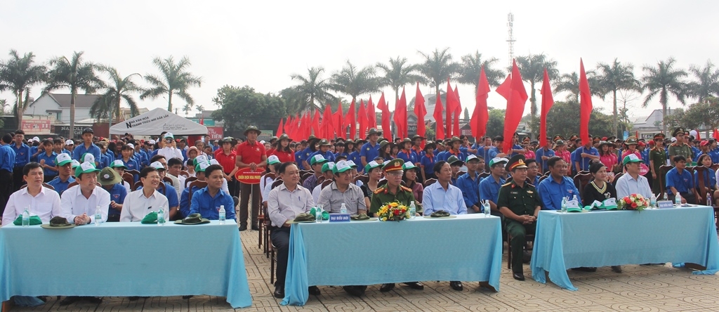 Đại biểu và thanh niên tình nguyện tham dự Lễ ra quân