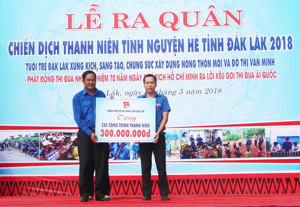Bí thư Tỉnh Đoàn Y Nhuân Byả trao bảng tượng trưng