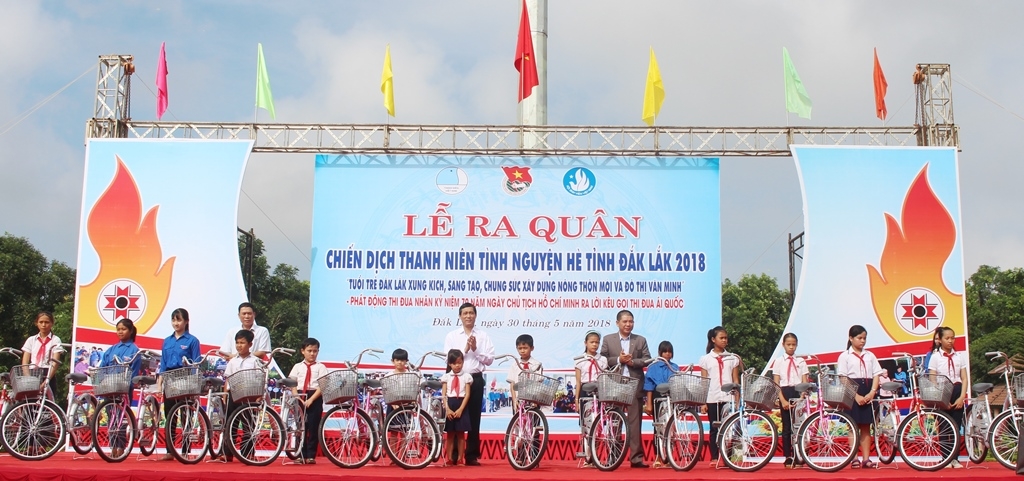 Phó Chủ tịch UBND tỉnh Võ Văn Cảnh cùng lãnh đạo địa phương tặng xe đạp cho học sinh nghèo vượt khó. Ảnh: V.Anh