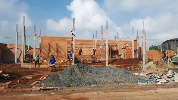 Hoạt động xây dựng ở khu vực phường Tân Lợi.  