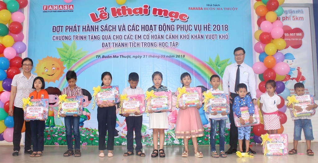 Trao quà tặng các em có hoàn cảnh khó khăn vươn lên trong học tập.