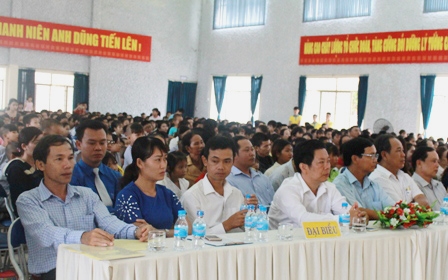 Các đại biểu và đông đảo thiếu nhi tham dự Chương trình Ngày Quốc tế thiếu nhi 1-6.