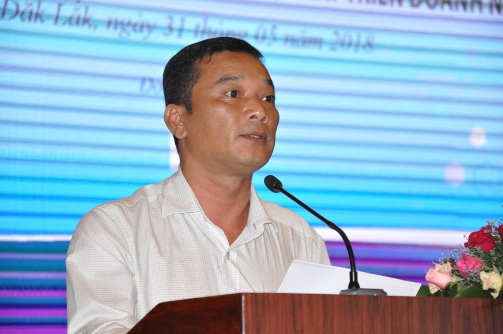 Phó Chủ tịch UBND tỉnh Y Giang Gry Niê Knơng phát biểu tại hội nghị