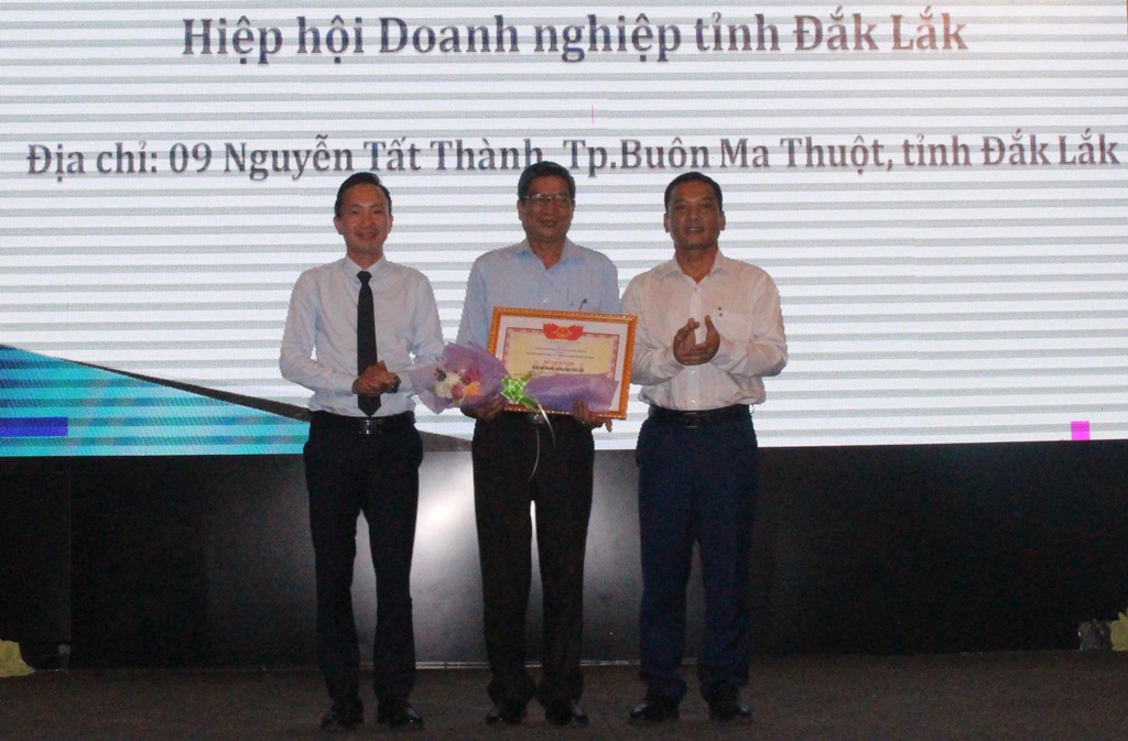 Phó Chủ tịch UBND tỉnh Y Giang Gry Niê Knơng (bên trái) và Giám đốc VCCI Đà Nẵng Nguyễn Tiến Quang trao thưởng cho Hiệp hội doanh nghiệp Đắk Lắk