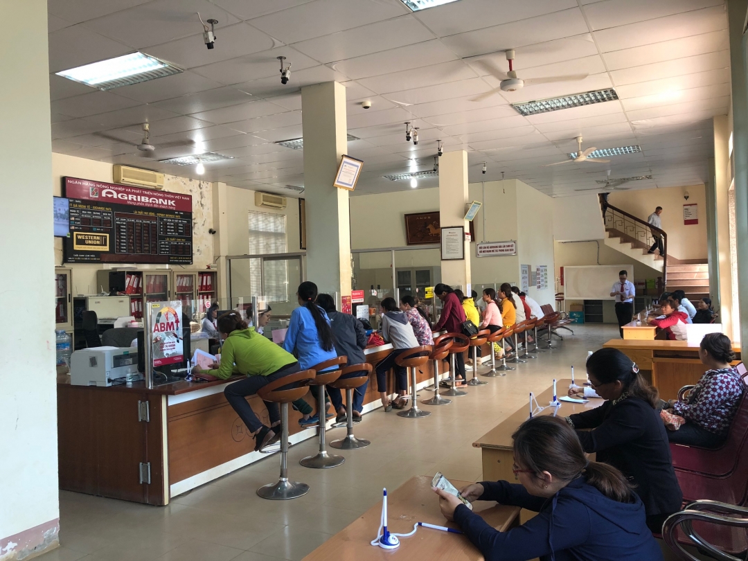 Khách hàng giao dịch tại Agribank M’Đrắk