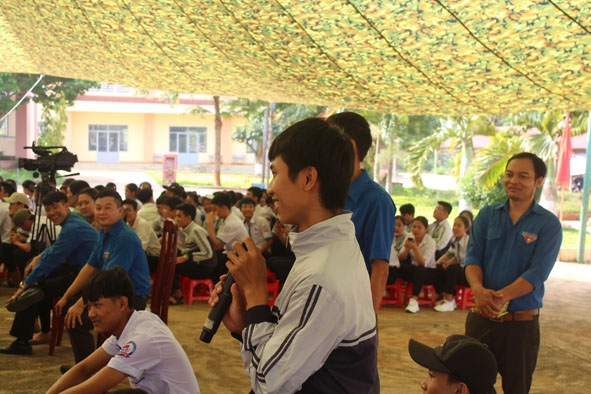 Tại diễn đàn, các em có thể tự tin đưa ra ý kiến, bày tỏ nỗi lòng mình. 