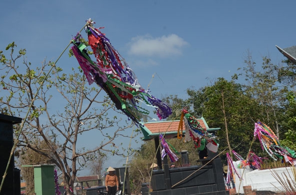  Những cây nêu cắm mộ. 