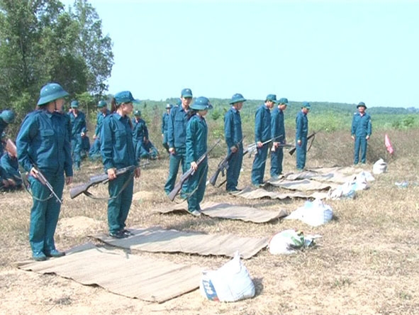Lực lượng DQTV huyện Krông Năng  luyện tập bắn súng trên thao trường.