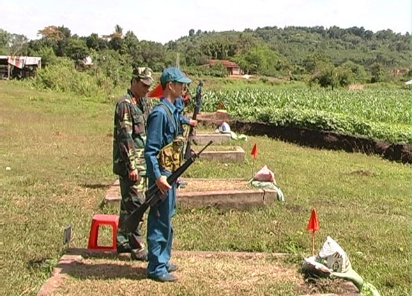 Lực lượng DQTV huyện Krông Năng thực hành bắn đạn thật. 