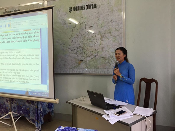 Một ứng viên tham gia báo cáo đề án công việc.
