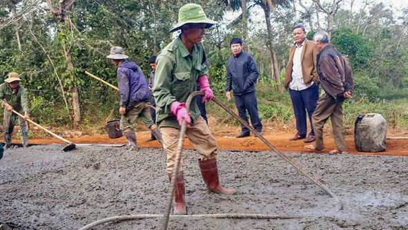Người dân thôn Kim Phát (xã Hòa Hiệp, huyện Cư Kuin) làm đường giao thông nông thôn.
