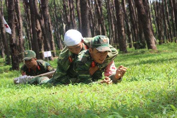 Chiến sĩ Trung đoàn 584 thực hiện phần thi vận chuyển thương binh từ trận địa về vị trí tập kết. 