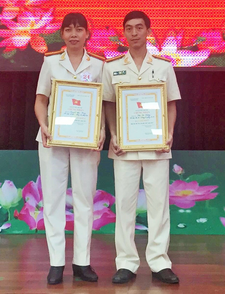 Thiếu tá Tống Văn Lợi (bìa phải) được khen thưởng tại Cuộc thi Bí thư Chi bộ giỏi do Công an tỉnh tổ chức. 