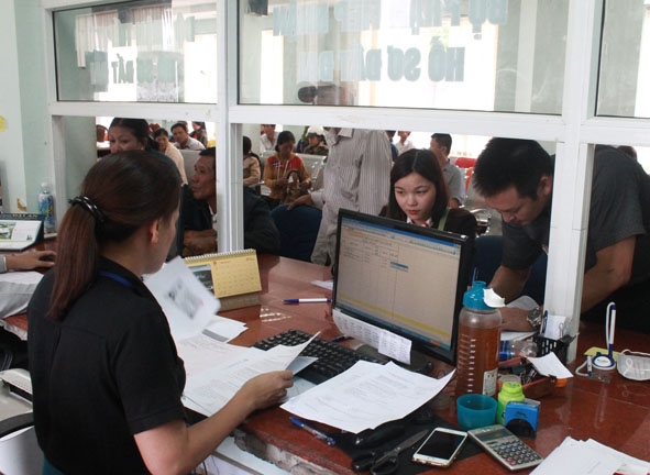 Giải quyết thủ tục hành chính tại bộ phận một cửa UBND TP. Buôn Ma Thuột. 