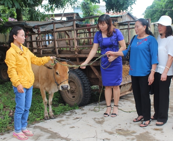 Đại diện CLB Nữ doanh nhân tỉnh tặng bò sinh sản cho phụ nữ nghèo tại huyện Ea Súp.  